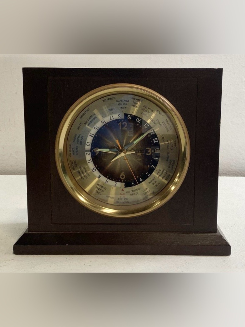 Bulova B7233 World Time Desk Clock Brown Wood/ Glass Analog Quartz World Map